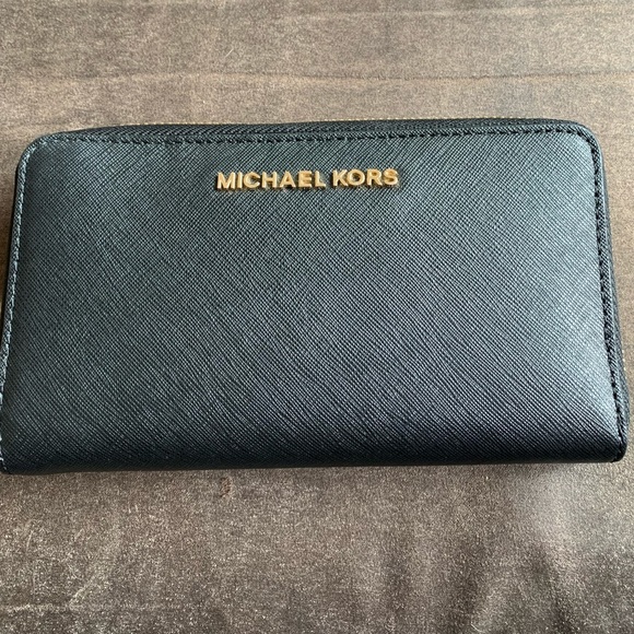 Used Michael Kors Wallet/Wristlet - Picture 1 of 4